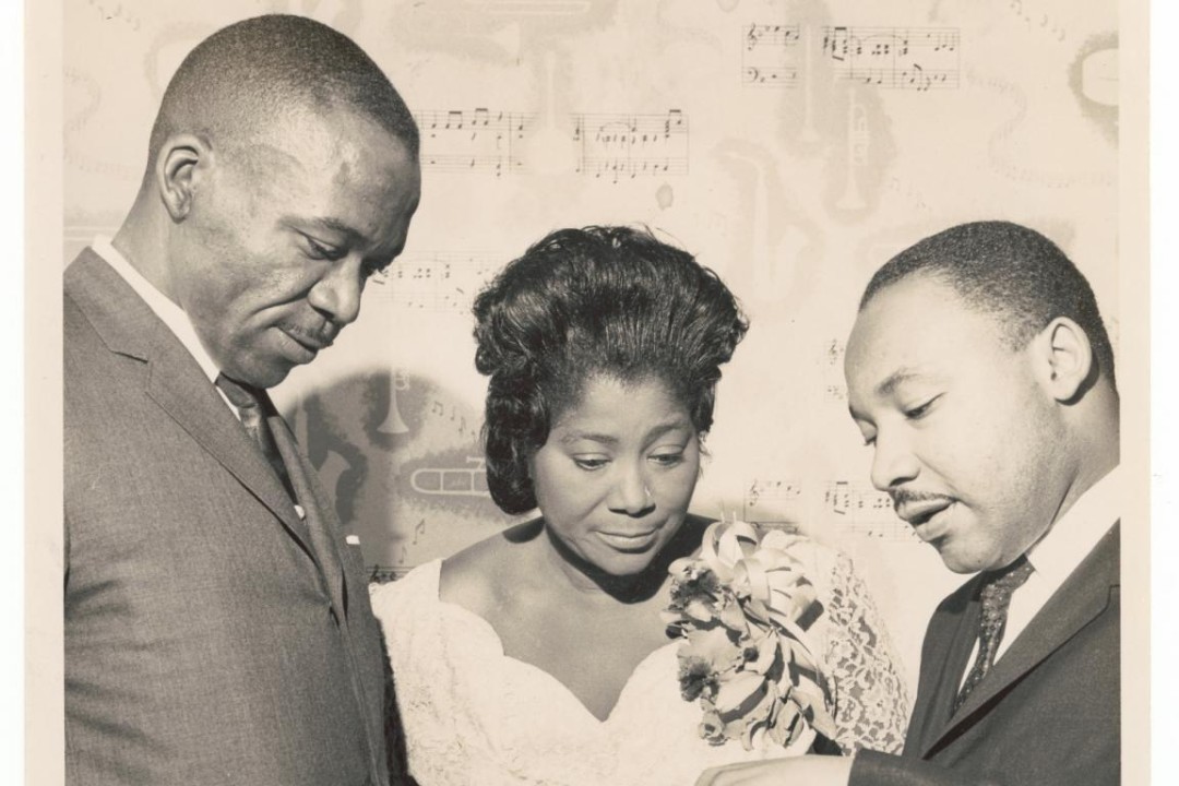 black and white photo showing Mahalia Jackson centre with Martin Luther King and one other